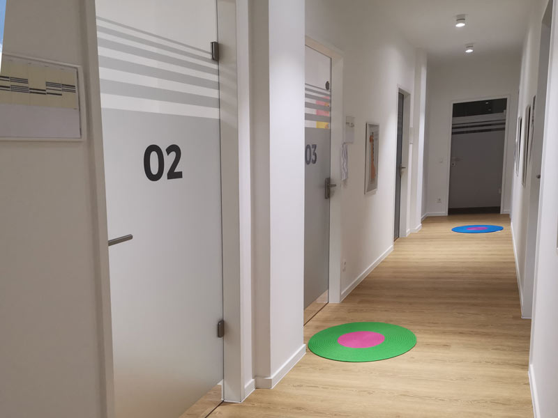 Praxisbeschriftung-Sichtschutz-Rosenheim-ToKo-Media